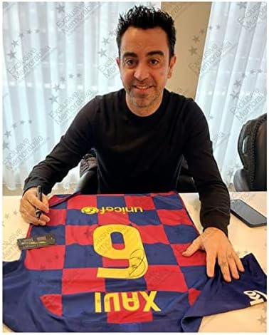 Ekskluzivna memorabilija Xavi Hernandez potpisao je Barcelona 2019-20 nogometni dres. Deluxe okvir