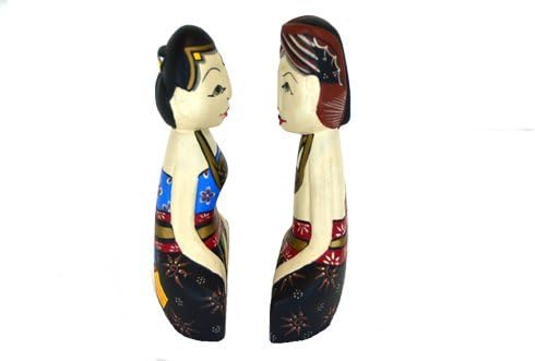 Ručno izrađena drvena figurica sa Batik motivima, par u tradicionalnim kostima