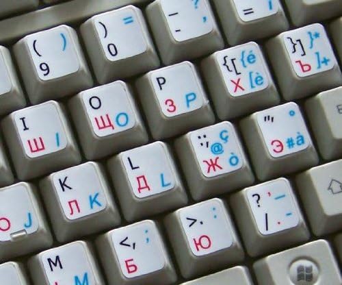 4keyboard english-talijanski-ruski ćirilica ne-prozirne naljepnice na tastaturi na bijeloj pozadini za radnu površinu, laptop i bilježnicu